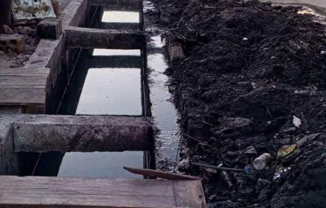 Les travaux de curage des caniveaux sur les avenues Kivu et Bangala dans la commune de Kintambo