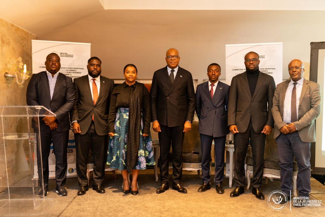 La ministre congolaise de la jeunesse Noella Ayeganagato, Emile Ngoy Kasongo ambassadeur de la RDC en France au côté d'autres jeunes de la diaspora en France [photo d'illustration]