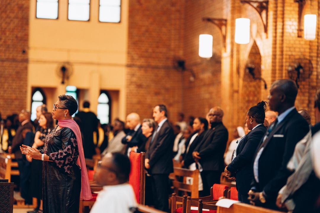 La Première Ministre Judith Suminwa Tuluka participe à la messe d'action de grâce célébrée en hommage du Pape François, à la cathédrale Notre-Dame du Congo, à Kinshasa