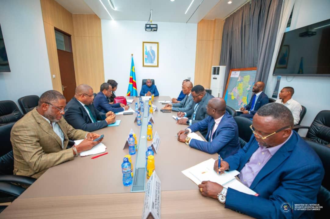 Le VPM Shabani président une réunion technique avec quelques autorités du secteur de l'urbanisation de villes