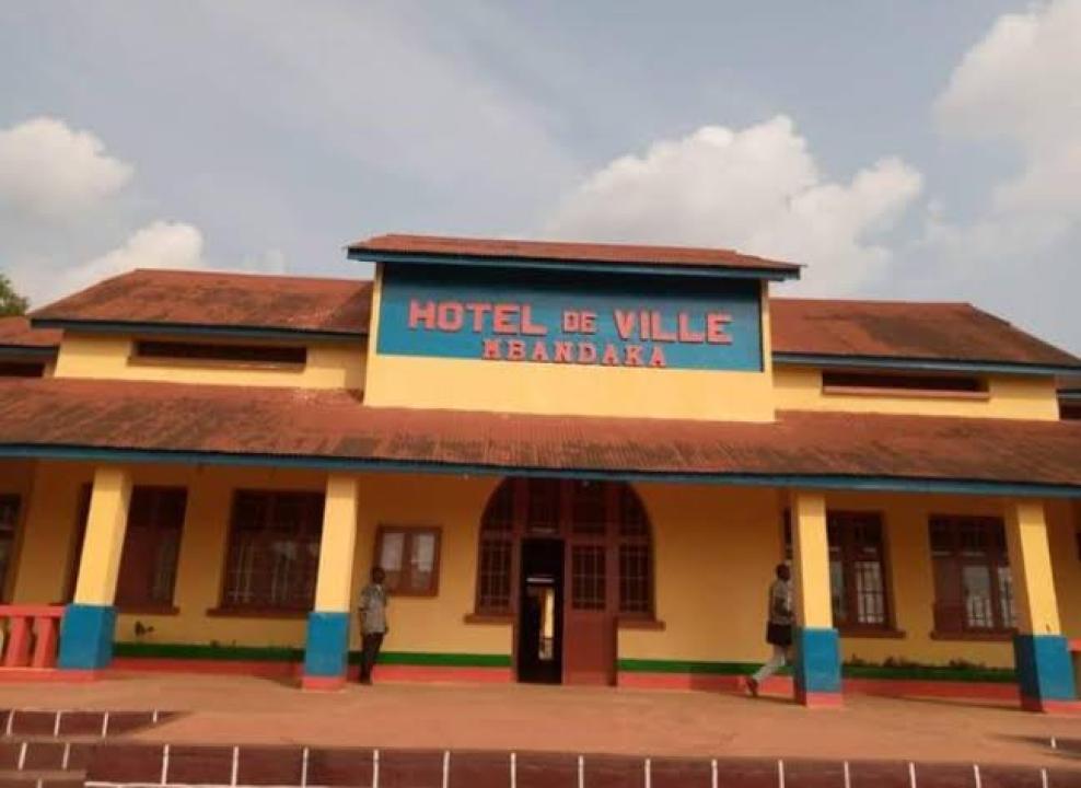 Le bâtiment de l'hôtel de ville du bandaka [photo d'illustration]