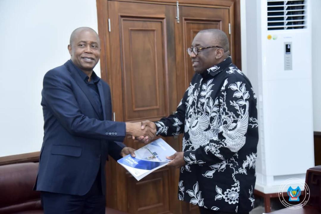 Le rapporteur de l’AN Jacques Djoli a officiellement reçu, de mains du Président Denis Kadima, le rapport annuel des activités de la CENI