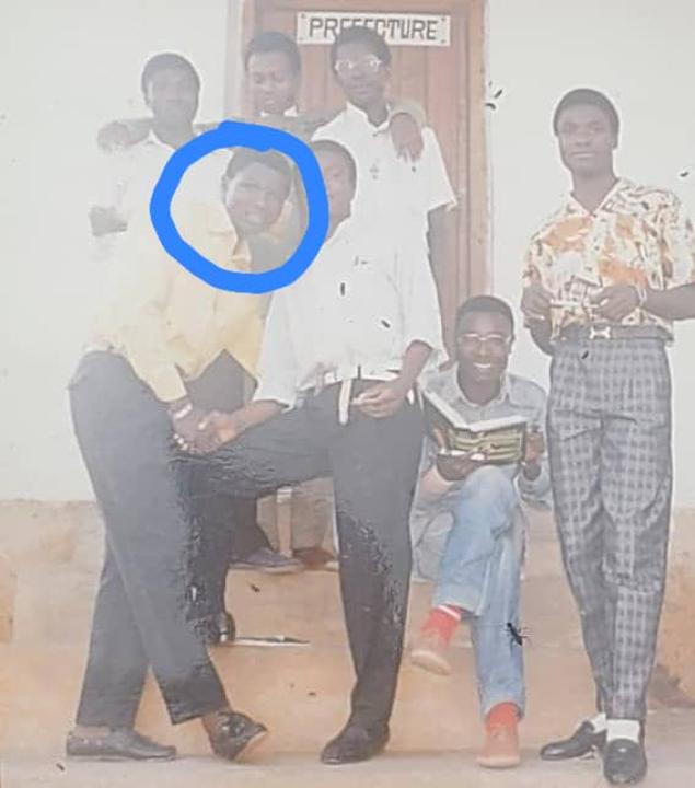 Le ministre du Commerce extérieur en RDC, Julien Paluku Kahongya (encerclé), quand il était encore enseignant à l’école secondaire [photo d’illustration]