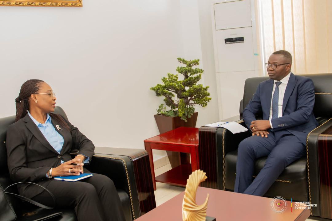 Le ministre Julien Paluku Kahongya en réunion stratégique avec Rachel Pungu, Directrice générale de l’ANAPI à Kinshasa
