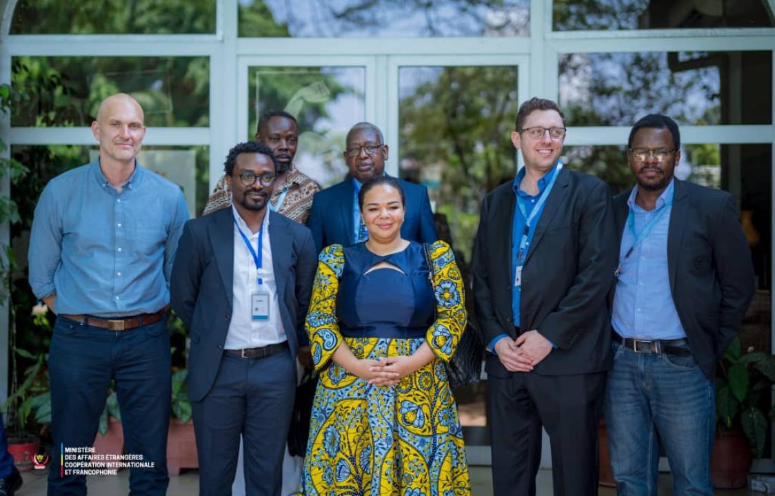 La ministre Thérèse Kayikwamba Wagner avec les experts du GEC et Ebuteli