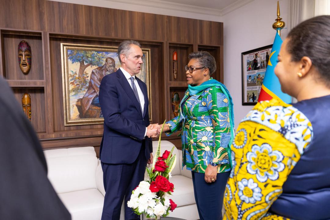 Poignée de main entre la Première Ministre Judith Suminwa et Johan Bongstam, Représentant spécial de l'IE pour la Région des Grands Lacs