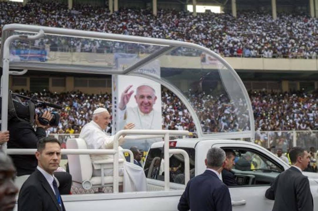 La communion du Pape François avec les jeunes et les catéchistes au stade des martyrs à Kinshasa en Février 2021 [ Photo d'illustration]