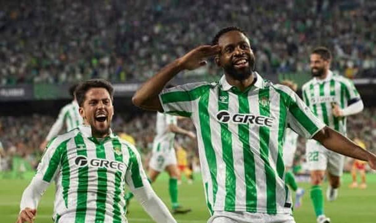 Cédric Bakambu en pleine célébration avec l'un de ses coéquipiers du Réal Betis.