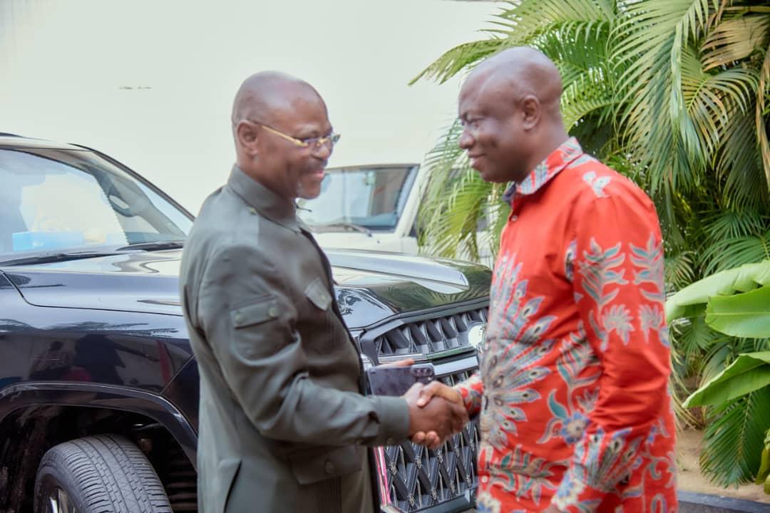 Poignée de main entre Austin Kabuya, SG et Président ad intérim de l'UDPD et Guy Kabombo Mwadimvita, Vice-premier ministre, mistre de la Défense