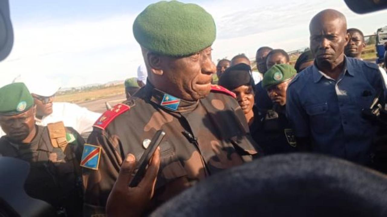 Le lieutenant-général Johnny Luboya devant la presse de Bunia