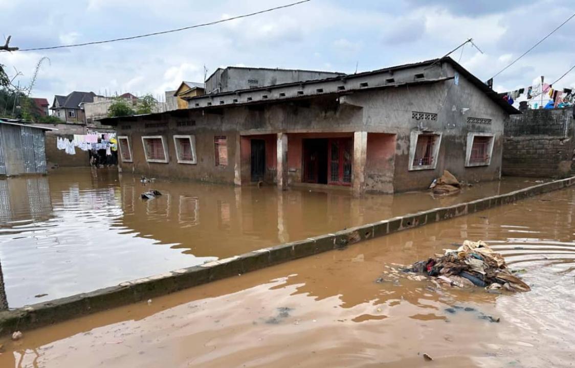 Vue d'une parcelle inondée des eaux sur l'avenue Conservateur au quartier Ndanu dans la commune de Limete, après les pluie diluviennes du 4 au 5 avril 2025