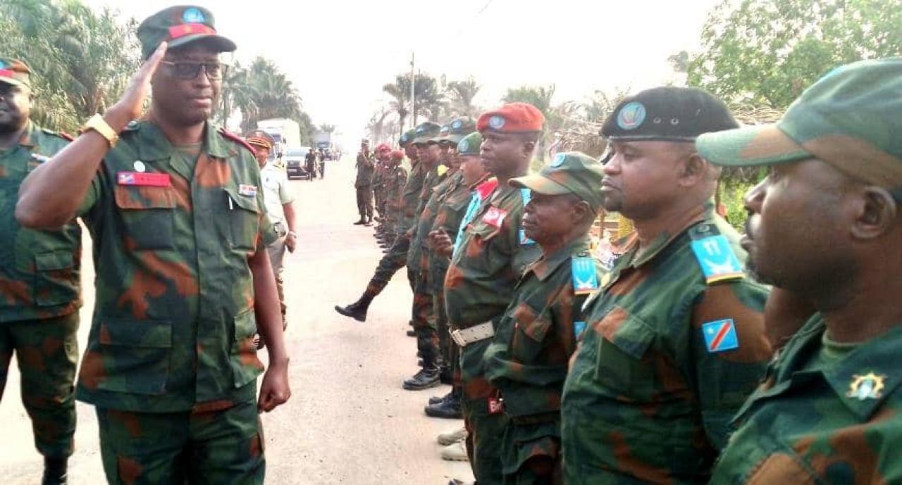 Le général-major Jonas Padiri Muhizi, commandant de la onzième Région militaire lors d’une parade dans sa zone d’opération