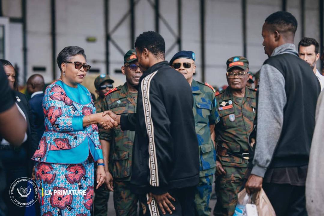 La Première Ministre salue tour à tour, à présence des officiers supérieurs des FARDC, les militaires et policiers venus de Goma, ville occupée par les terroristes du M23