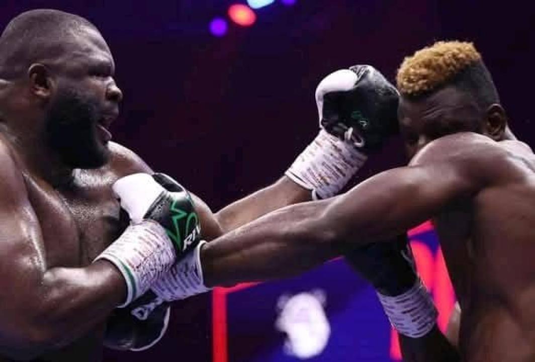 Les boxeurs Martin Bakole et Efe Ajagba lors du combat livré à Riyadh, en Arabie Saoudite, du samedi 03 au dimanche 4 mai 2025