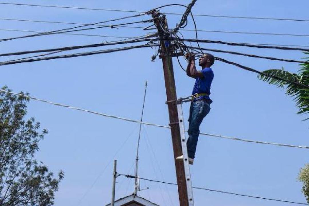Un agent de la SNEL en plein travail dans un quartier de Kinshasa