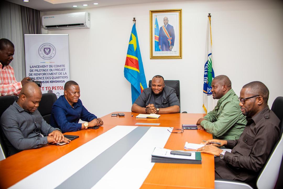Le gouverneur de la ville de Kinshasa lors d'une réunion avec les membres du bureau de l'APK, lundi 05 mai 2025