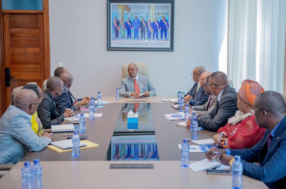 Taupin Kabongo, Questeur du sénat, avec les membres de la commission d’audit