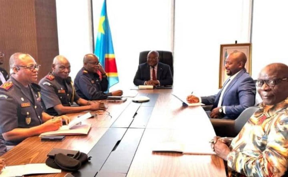 Le ministre du budget, Aimé Boji, et quelques représentants de la Police Nationale Congolaise, ainsi que les membres de son cabinet.