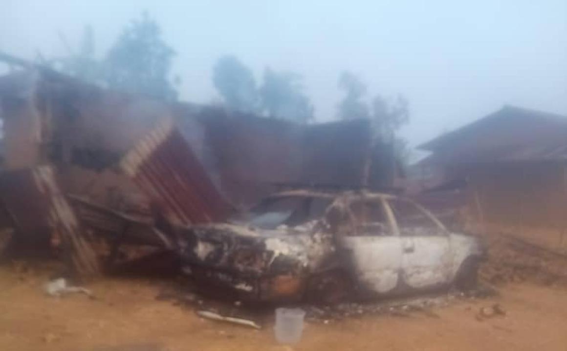 Plusieurs maisons, véhicules et biens de valeur incendiés lors d’une incursion armée à Mambembe dans le territoire de Lubero