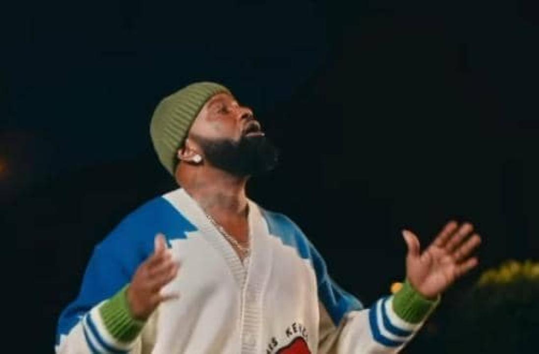 Ferré Gola dans le clip de la chanson "Amour illusoire".