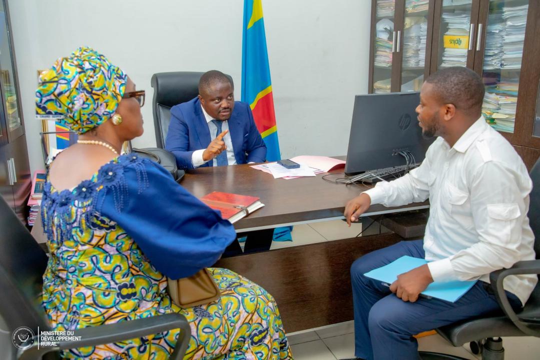 Le ministre du développement rural Muhindo Nzangi a son bureau de travail avec la représentante du gouverneur du haut Uelé [photo d'illustration]