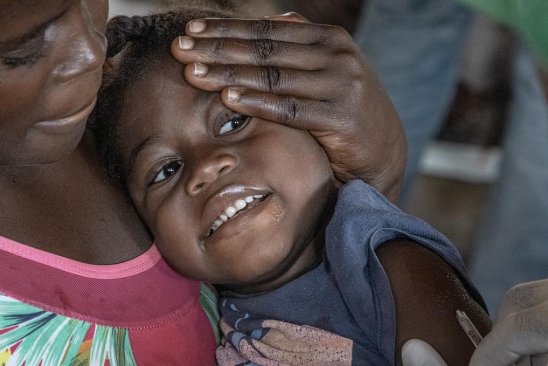 Une enfant entrain d’être vaccinée [photo d’illustration]
