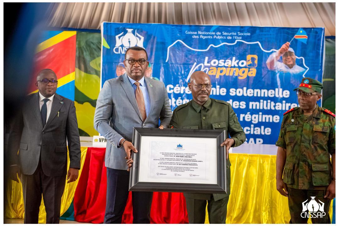 Le Vice-premier ministre, ministre de la Fonction publique, Jean-Pierre Lihau et ses collègues de l'intérieur ainsi que celui de la défense lors de la cérémonie officielle de l'intégration au régime de sécurité sociale géré par la CNSSAP