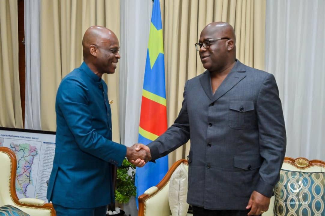 Le président Félix Tshisekedi, et le ministre togolais des Affaires étrangères, Robert Dussey en poignée de main à la cité de l'union africaine [photo d'illustration]