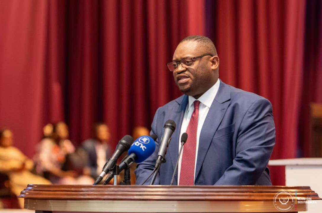 Le ministre des finances Doudou Fwamba devant les élus nationaux ce jeudi 08 mai 2025