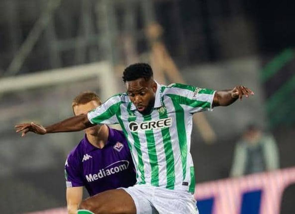 Cédric Bakambu en duel avec un défenseur de Florentina.