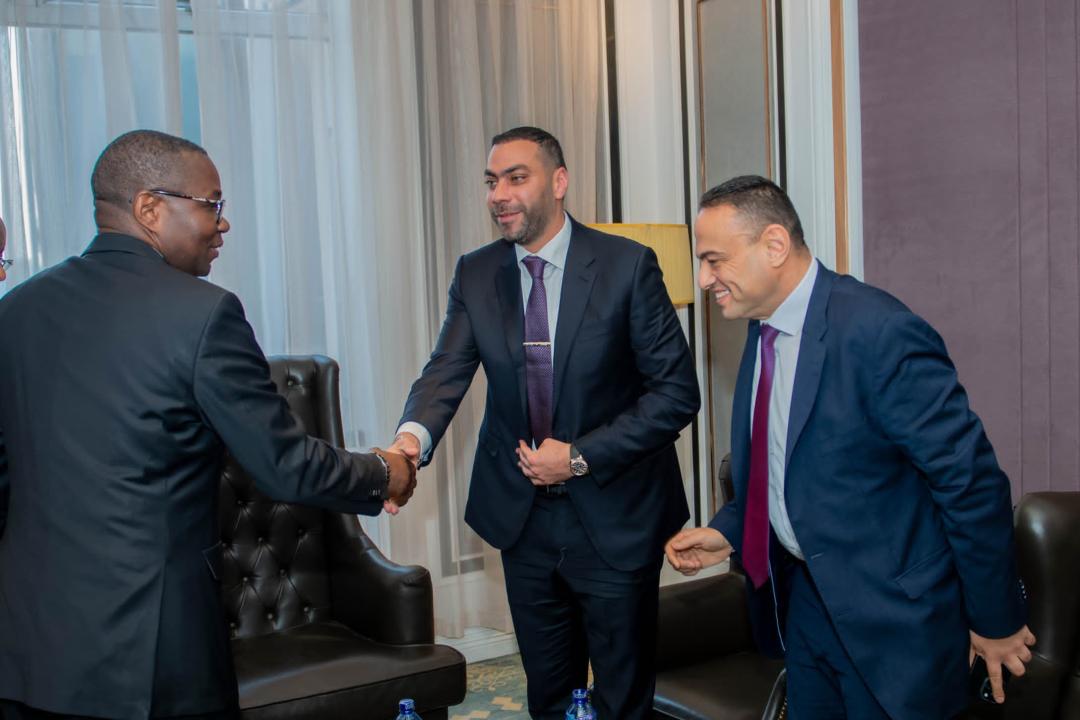 Poignée de main entre Julien Paluku Kahongya, ministre de Commerce extérieur en RDC avec le PDG du groupe égyptien Mahmoud Samih Holding