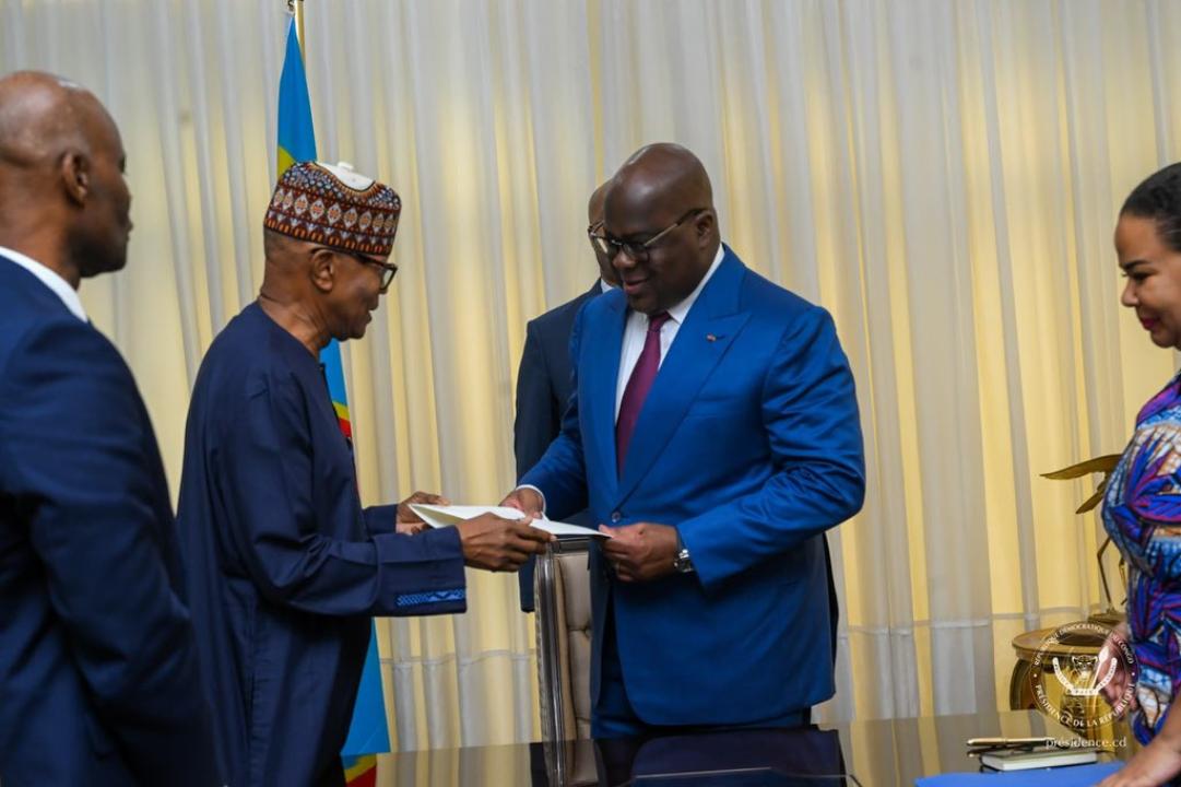 Le chef de l'État Félix Tshisekedi et l'émissaire du Président ghanéen, vendredi 09 mai 2025