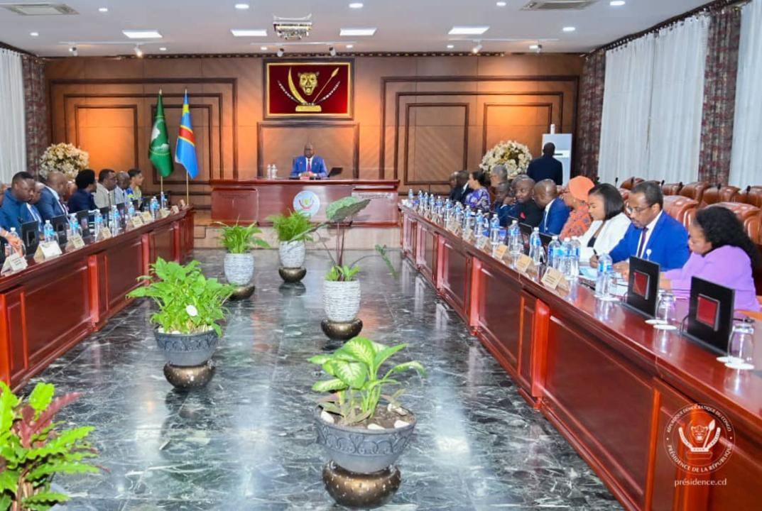 Le chef de l'État Félix Tshisekedi et les membres du gouvernement Suminwa lors de la réunion hebdomadaire