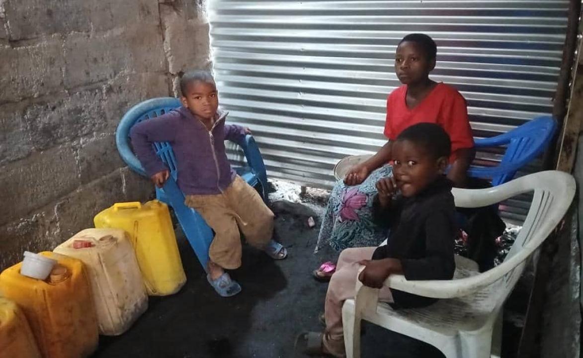 Marie Bihame et ses deux petits-frères dans leur résidence au quartier Bujovu dans la ville de Goma