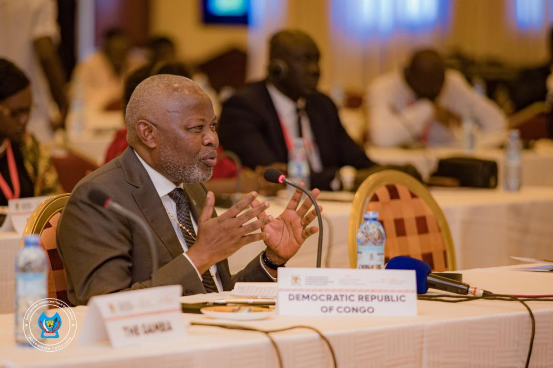 Le speaker de la chambre basse du parlement Vital Kamerhe lors de son interview à la Conférence interparlementaire africaine sur les défis mondiaux émergents, à Entebe en Ouganda