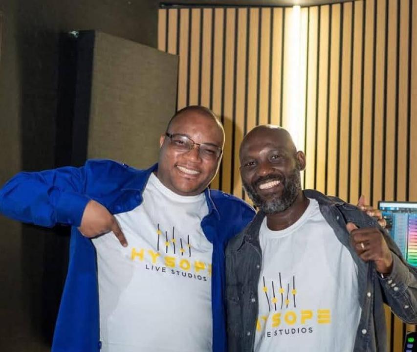 Henry Papa Mulaja et un ingénieur de son, à Abidjan. [Photo d'illustration]