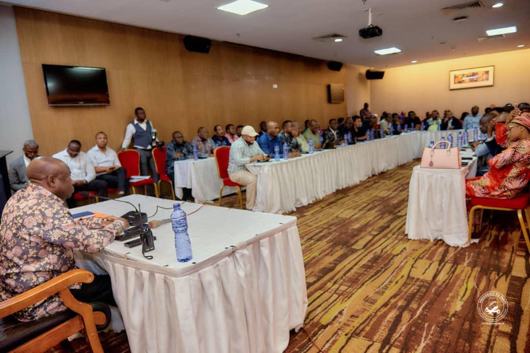 Le secrétaire général et Président a.i de l'UDPS, Augustin Kabuya, préside une réunion composée 105 députés nationaux