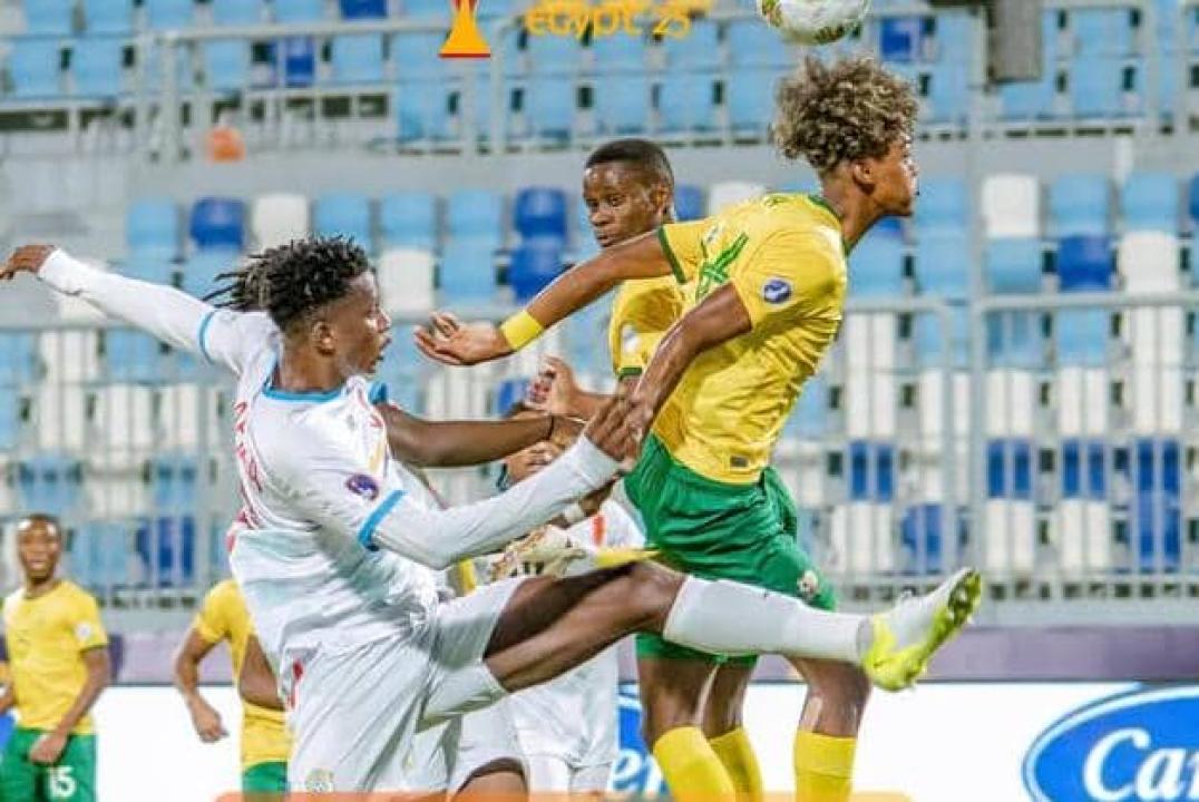 Un joueur congolais U20 en duel avec celui d'Afrique du Sud, à Suez.