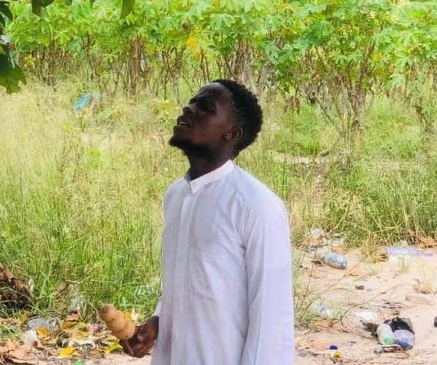 Le jeune serviteur, Moïse Senga en pleine prière. [Photo d'illustration]