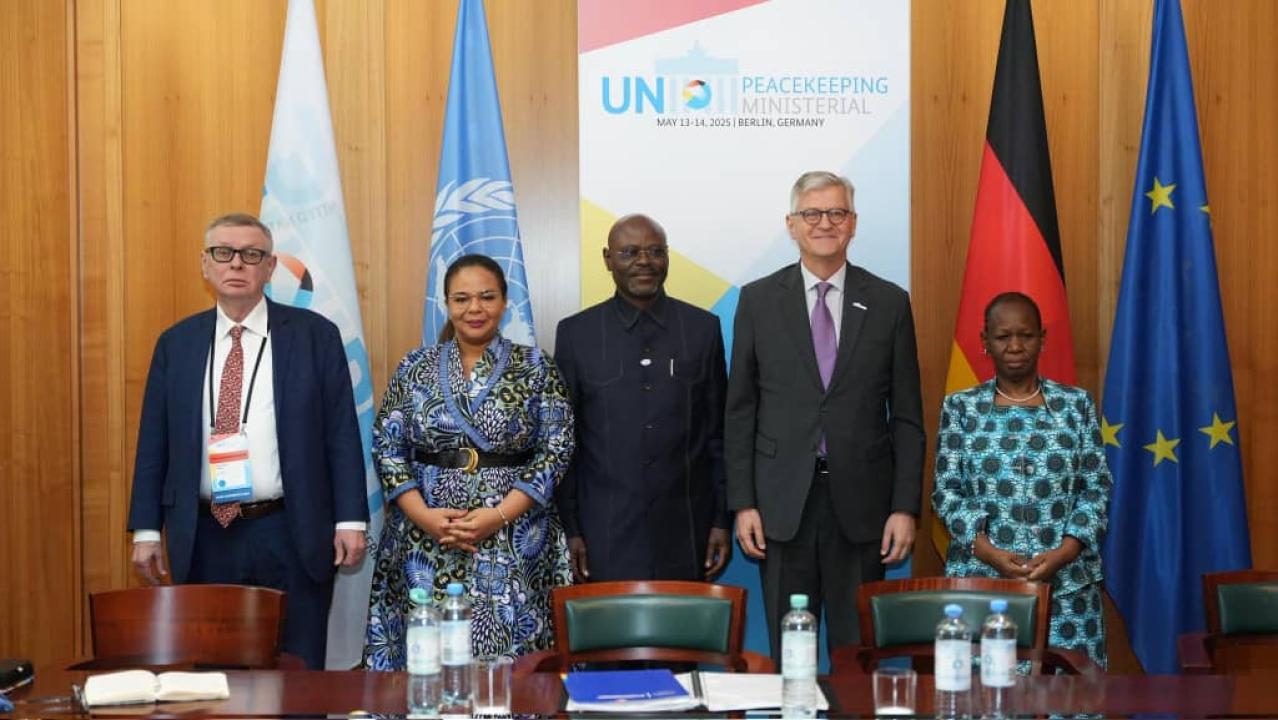 Lz VPM Guy Kabombo accompagné de Thérèse Kayikwamba Wagner et Bintou Keita à Conférence ministérielle des Nations Unies sur le maintien de la paix à Berlin.