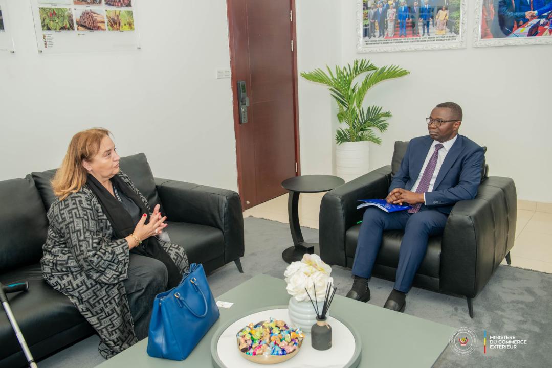 Le ministre du Commerce extérieur, Julien Paluku Kahongya, a échangé ce mardi 13 mai 2025 avec Naoual Atlas, Consul honoraire du Congo à Casablanca-Settat, en préparation du Forum économique tripartite prévu à Kinshasa