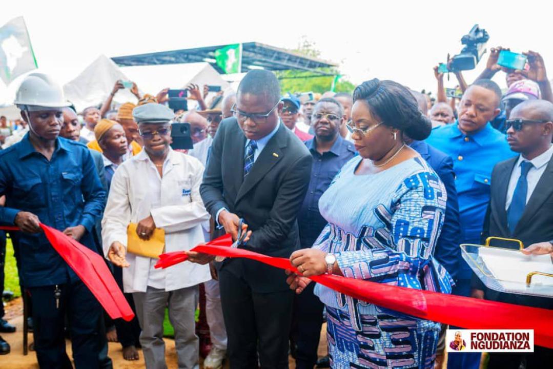 Néfertiti Ngudianza coupant le ruban symbolique pour l'inauguration de la morgue de Luozi, don de la Fondation qui porte son nom