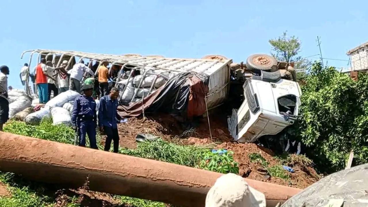 URGENT/Kasaï : des morts et des blessés graves à la suite d'un accident de circulation sur le rond point 3Z Kele à Tshikapa    Par Ram's Kitamba     Un grave accident de circulation s’est produit, ce mercredi 14 mai 2025, sur la nationale Nº 1,  3Z Kele, dans la ville de Tshikapa, chef-lieu de la province du Kasaï. Un camion estampillé "Caritas" a perdu le contrôle et terminé sa course dans des parcelles résidentielles, situées à proximité du pont.  Selon les premières informations recueillies sur place, l'