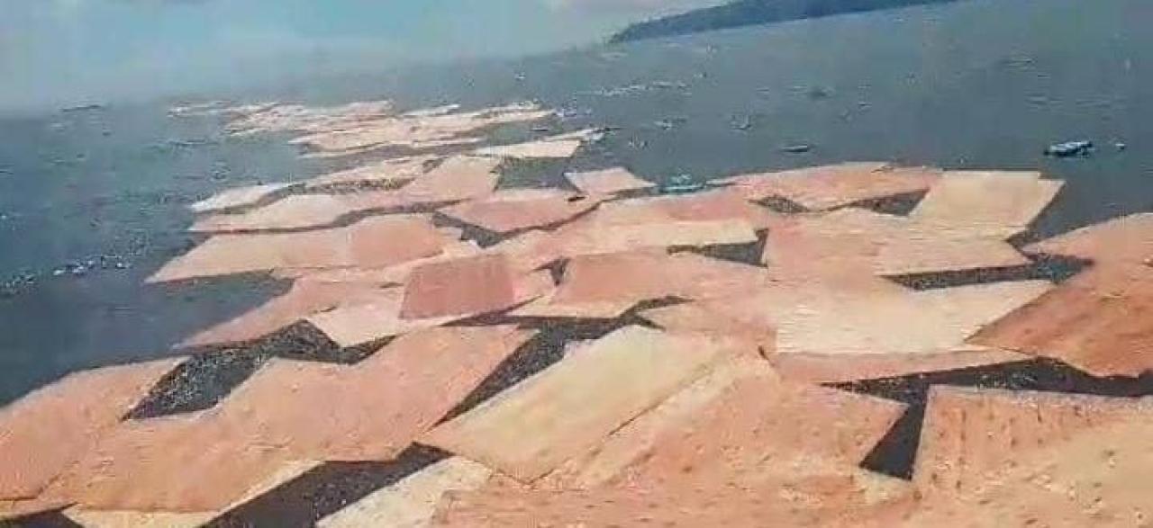 Des panneaux de triplex encore visibles dans les eaux du lac Albert, après le naufrage d'une barque en provenance de l’Ouganda vers la RDC