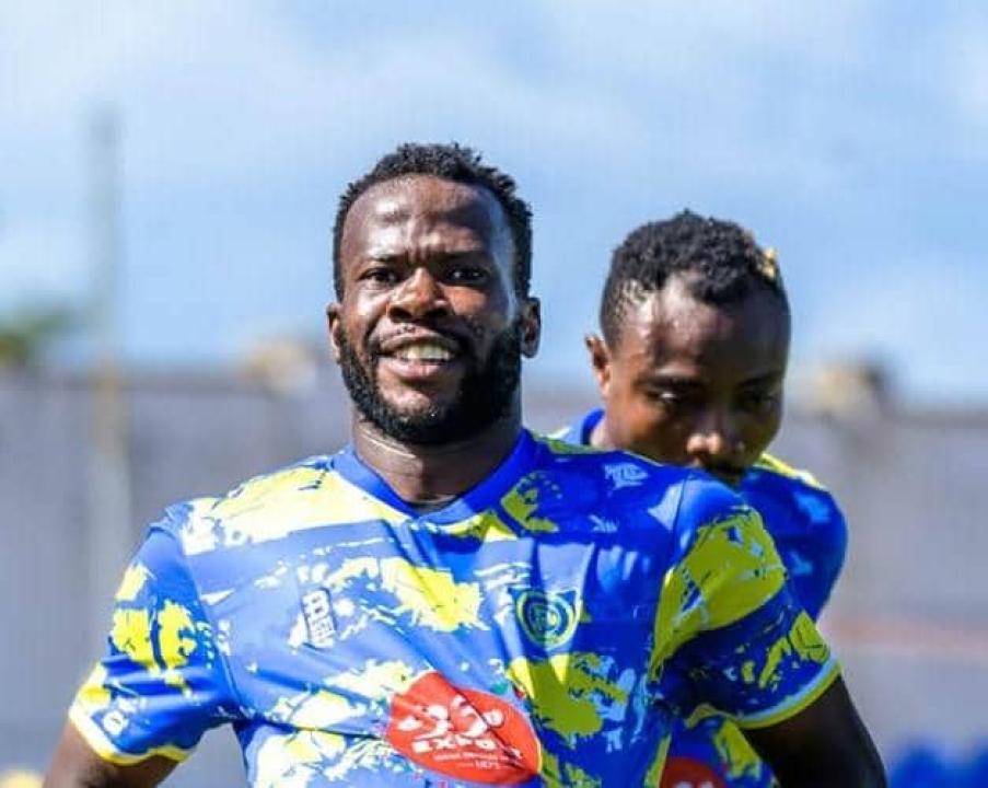 Deux joueurs du FC Saint-Éloi Lupopo en pleine célébration d'un but.