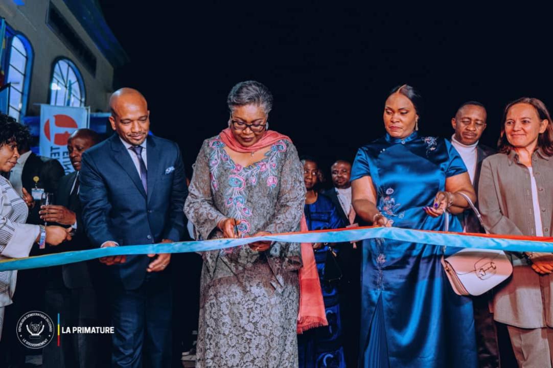 Coupure du ruban par la première ministre Judith Suminwa lors du lancement de la 6ème édition du KBM. Aux côtés d'elle, la  Gouverneure de la Province de Lualaba Fifi Masuka.