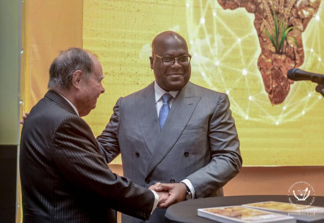 Le chef de l'État Félix Tshisekedi et l'entrepreneur belge George Arthur Forrest, lors de la cérémonie de vernissage de l'ouvrage intitulé " Afrique peut nourrir le monde",  mercredi 14 mai 2025