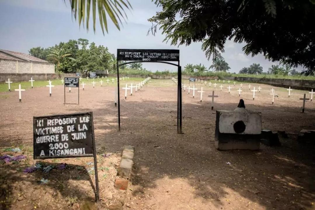 Vue d'un cimetière de victimes de la guerre des 6 jours en juin 2000 à Kisangani, dans la province de la Tshopo, où les armées rwandaise et ougandaise s'étaient affrontées, faisant des milliers de morts et de blessés parmi les Congolais [photo d'illustration]