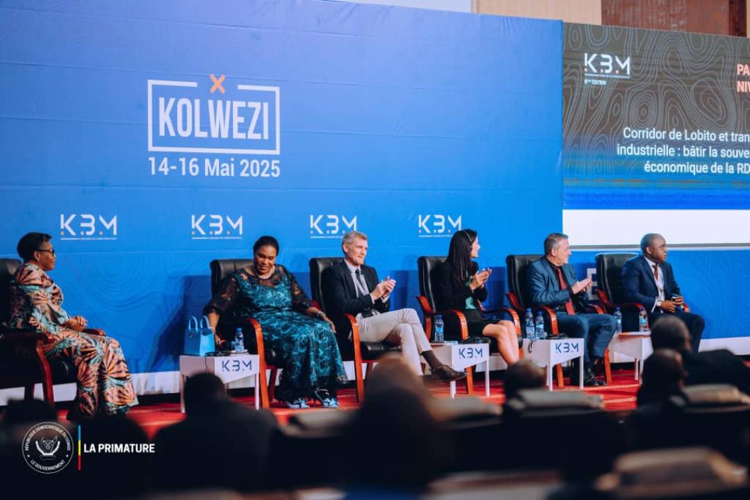 La Première Ministre Judith Suminwa entourée des quelques personnalités dont la Gouverneur de la Province Fifi Masuka