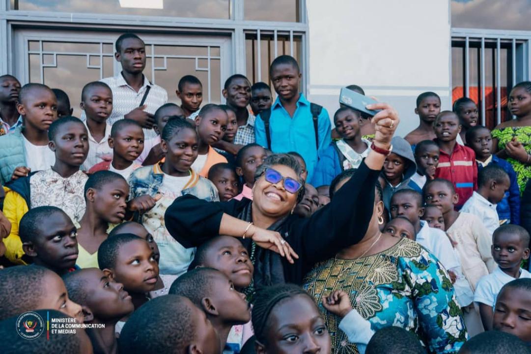 La Première ministre Judith Suminwa avec les enfants de l’orphelinat Mama Denise Nyakeru de Kolwezi